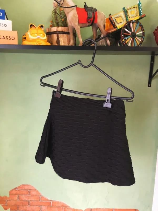 Shorts saia preto de academia