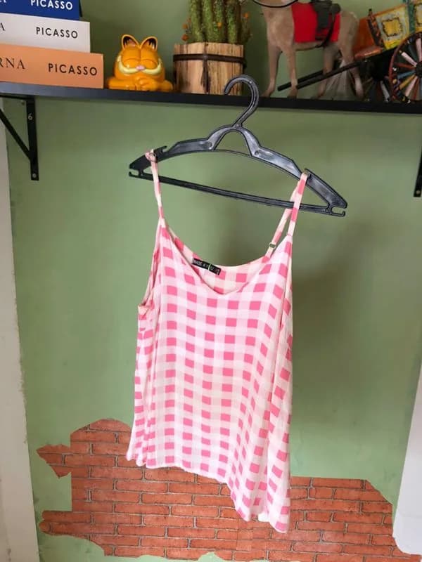 Regata rosa e branca xadrez