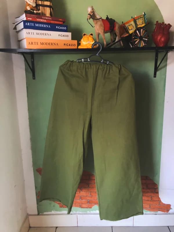 Calça verde militar com bolso em crochê
