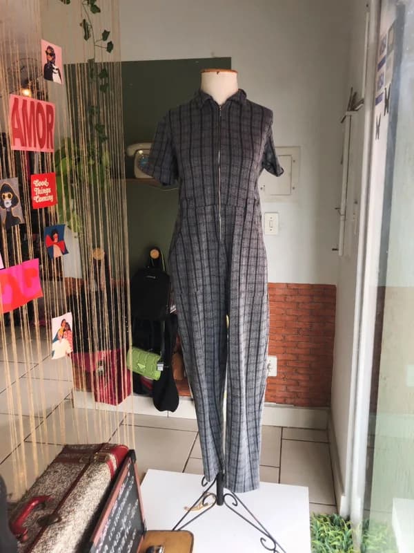 Macacão cinza e preto xadrez