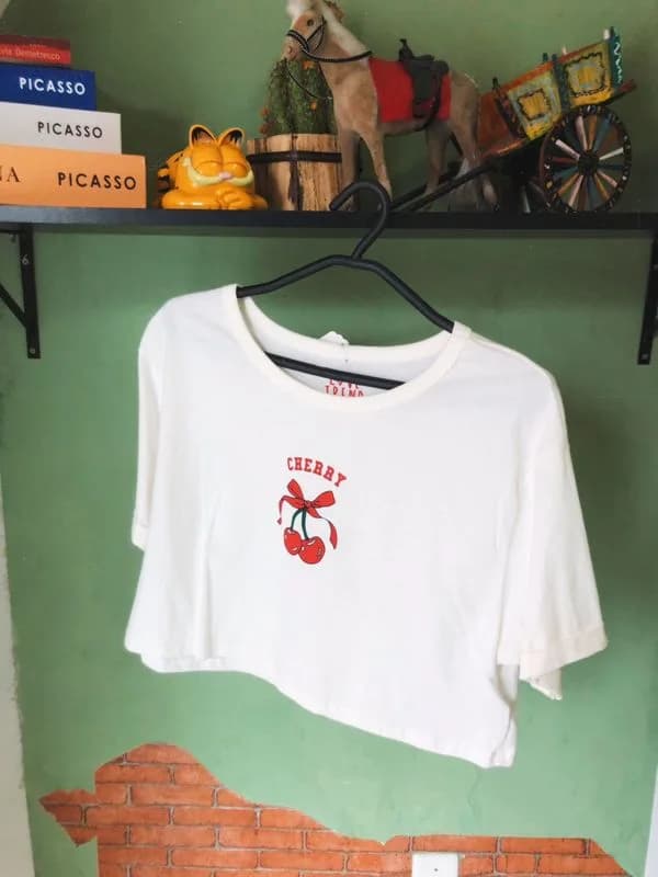 Cropped branco cereja