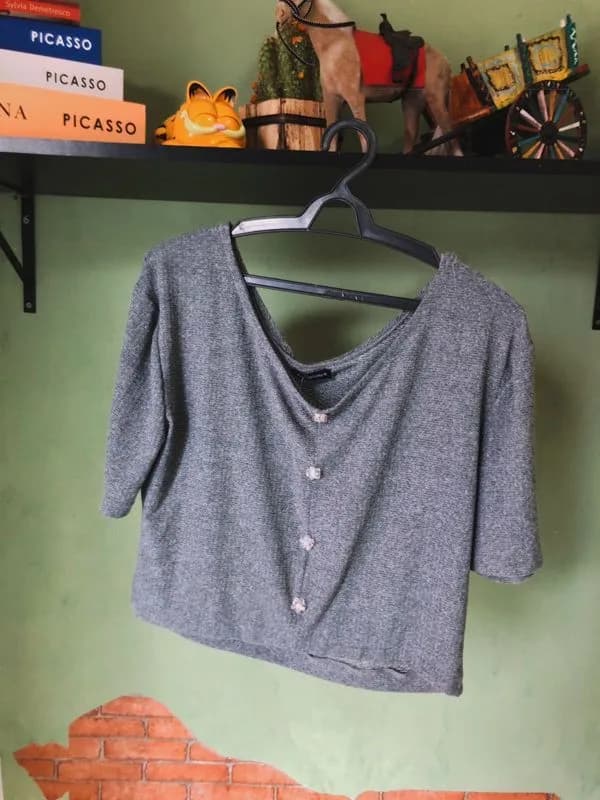 Cropped cinza com botões de flor transparentes (Mel)