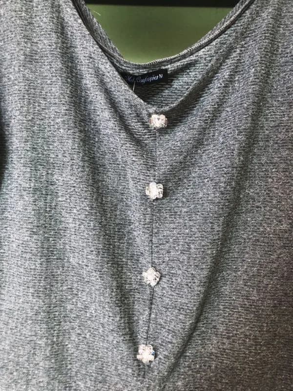 Cropped cinza com botões de flor transparentes (Mel)