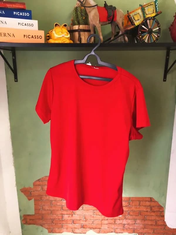 Blusa vermelha de academia