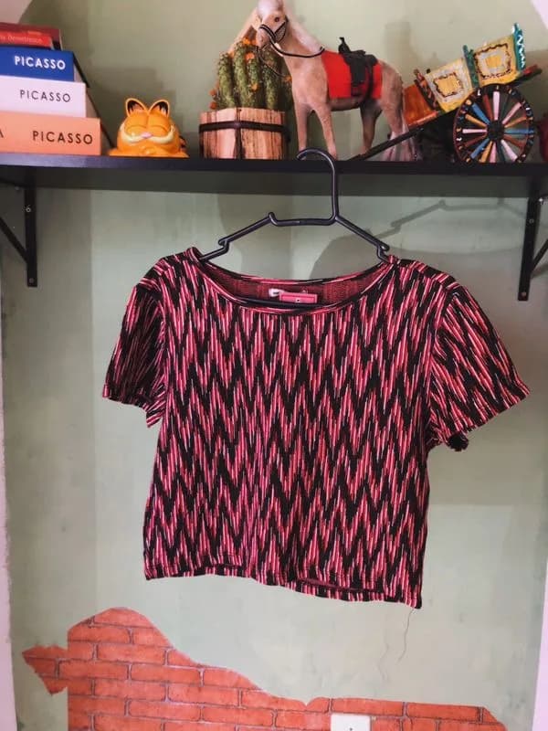 Cropped vermelho, preto e branco 