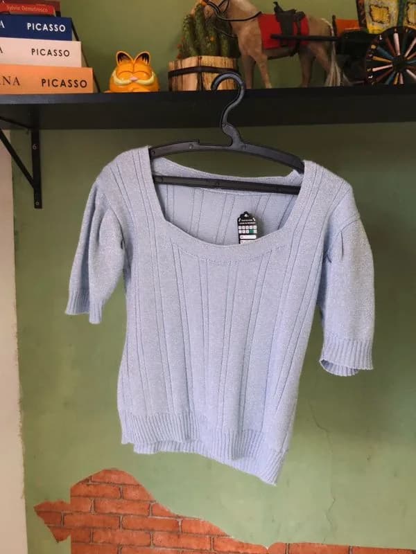 Blusa azul em linha
