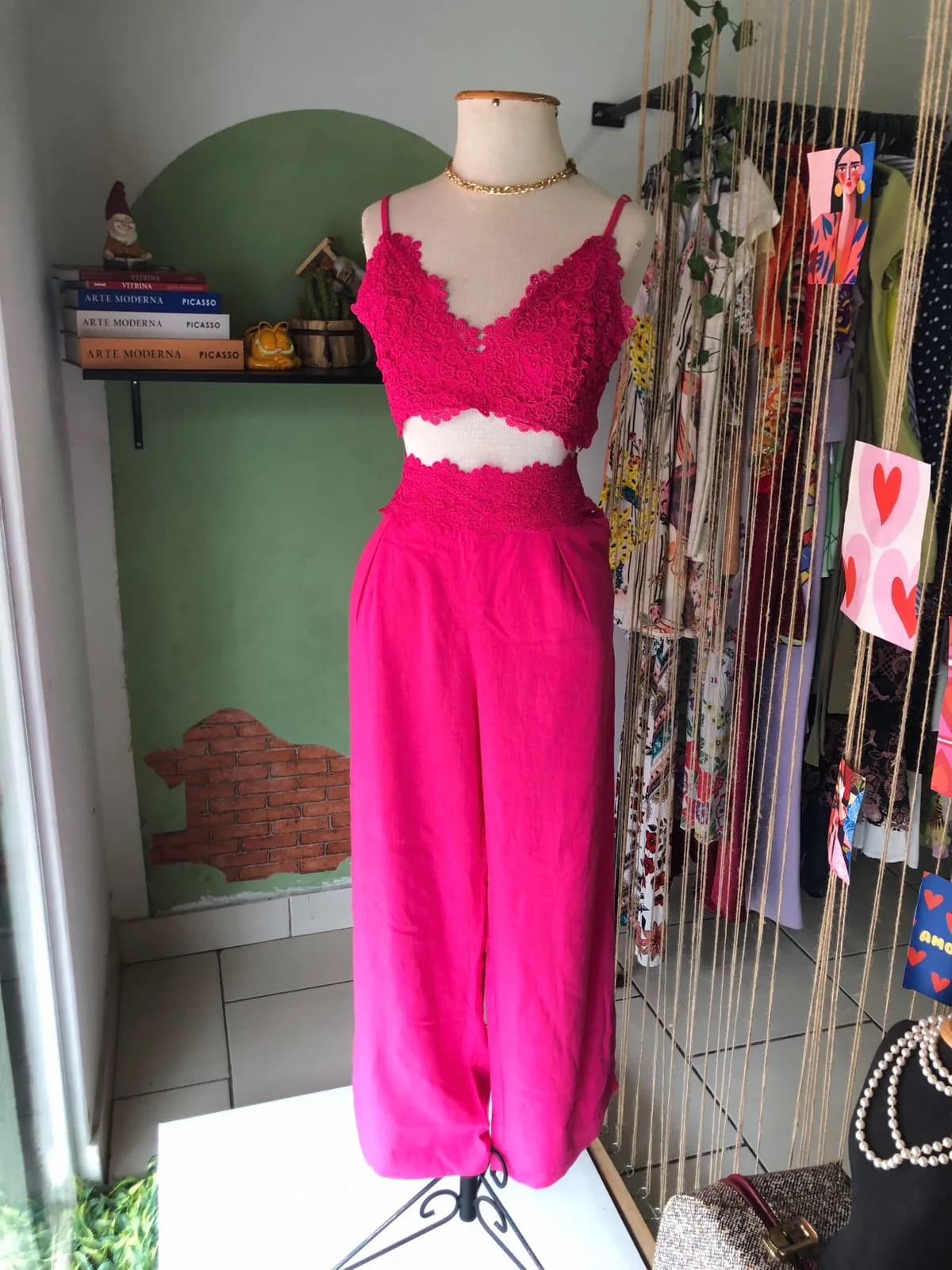 Conjunto rosa com detalhe de renda