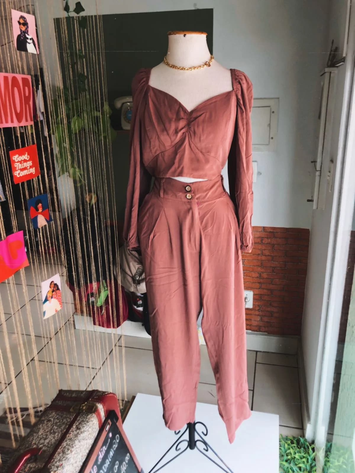 Conjunto marrom e cropped e calça