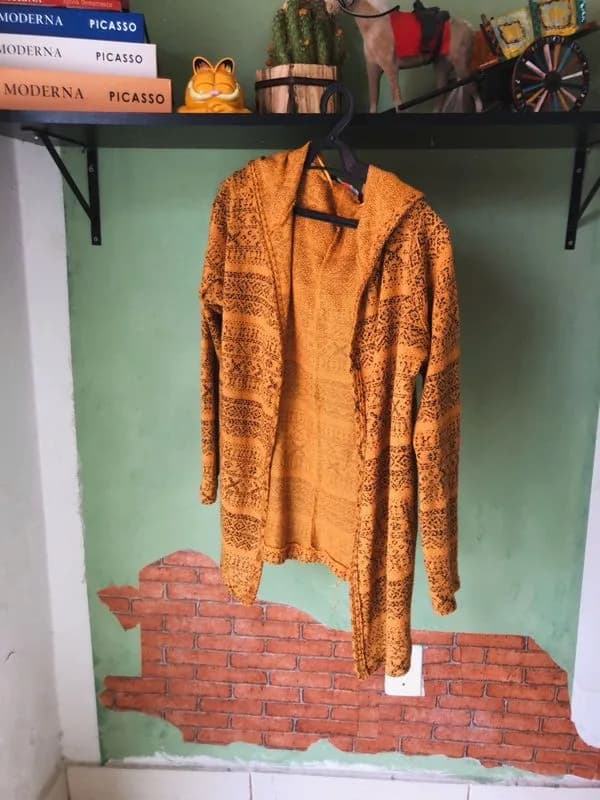 Cardigan mostarda com capuz