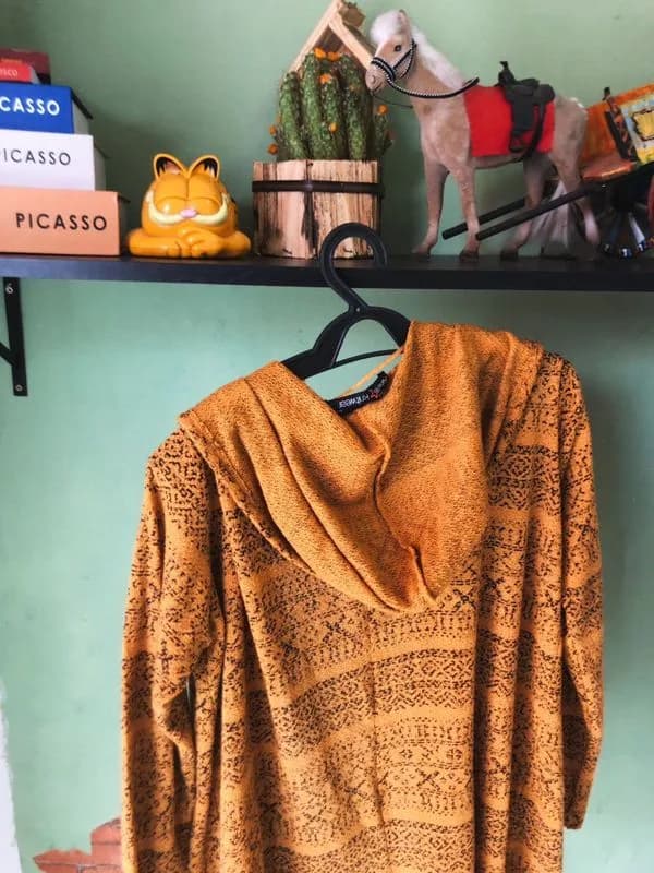 Cardigan mostarda com capuz