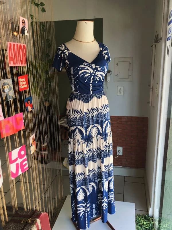 Conjunto azul e branco