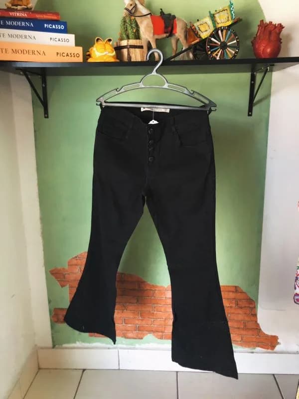 Calça preta modelo flare