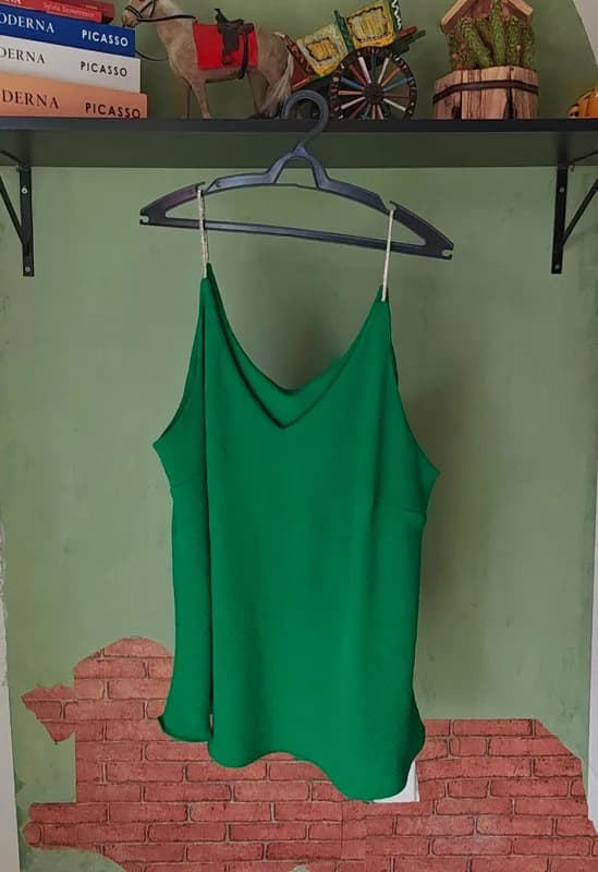 ♡ Regata verde com alça brilhante