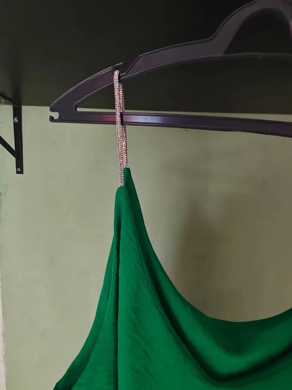 ♡ Regata verde com alça brilhante
